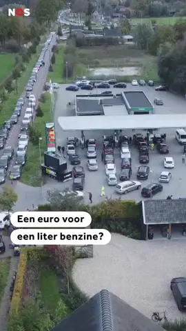 In het Gelderse Voorst konden mensen een uur lang tanken voor 1 euro. Daar kwamen honderden auto's op af.  #tanken #voorst #nosnieuws
