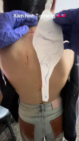❌Hình xăm rắn sống lưng khách xinh  🆘Ae xem hết để thấy kết quả nhé.#tucheng_taiwan #xuhuongtiktok #thinhhanh #tren 