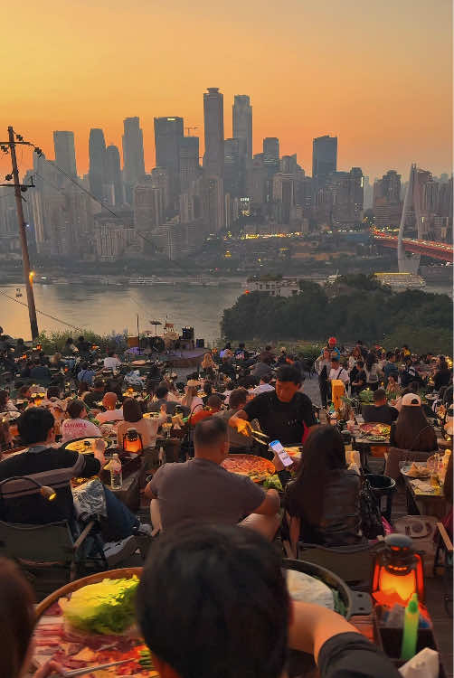 The atmosphere of Chongqing at 7 o'clock in the evening is so great.#China #chongqing #huangyumingbbq #traval 