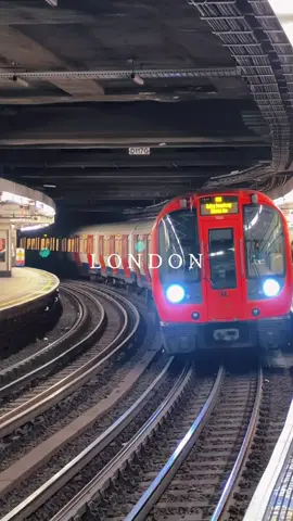 Wait for all the comments… to say that’s not London Bridge tube 😂  #london 