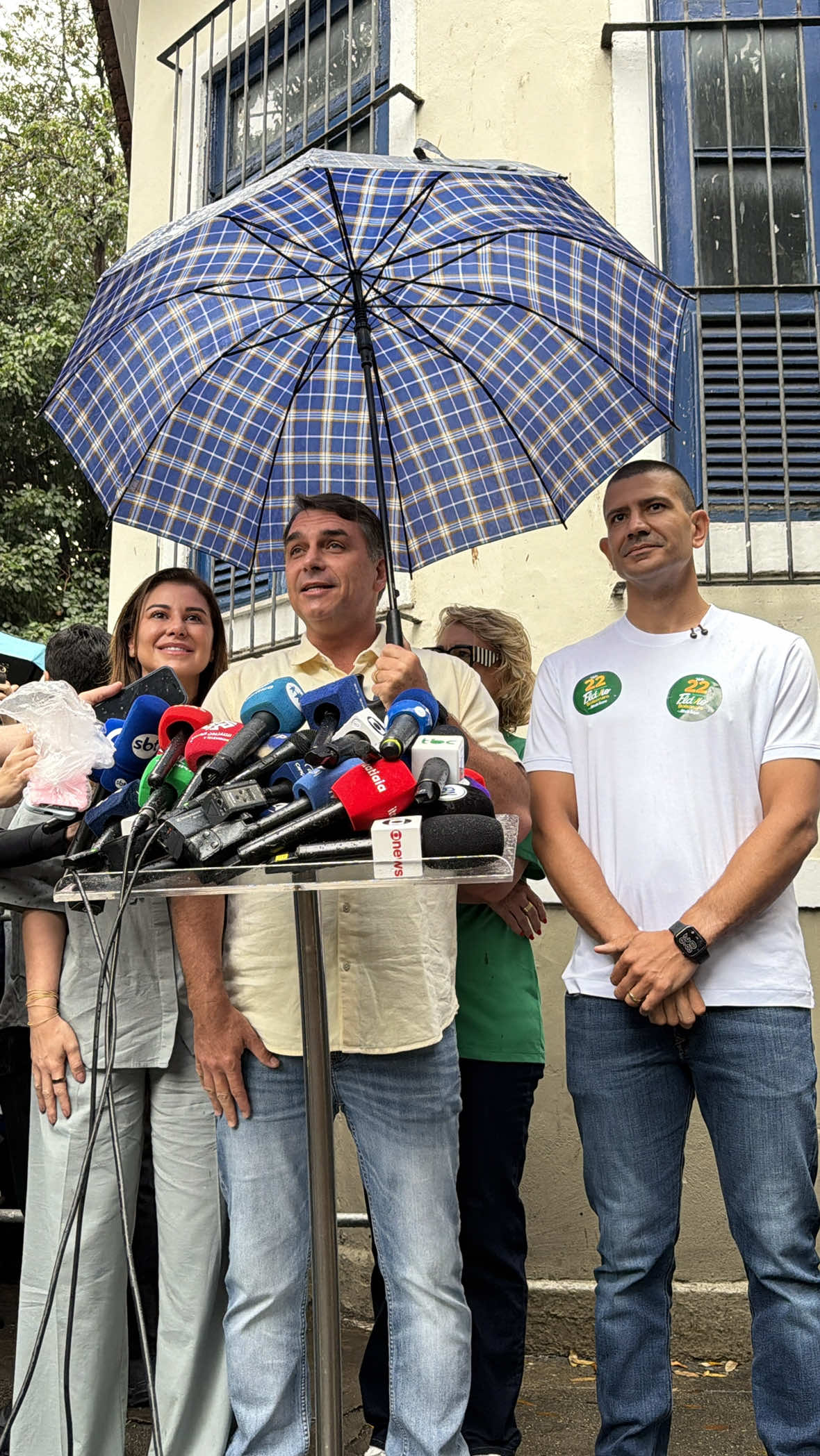 Flávio Bolsonaro, candidato do PL à Presidência da República, votou na manhã deste domingo (25), segundo turno das eleições, em um colégio eleitoral no bairro de Vila Isabel, na zona norte do Rio de Janeiro. Acompanhado da esposa, Fernanda Bolsonaro, o presidenciável conversou com a imprensa e os presentes, e o momento foi acompanhado pela repórter Monique Arruda, do portal LeoDias. Ele fez um balanço positivo da campanha antes de demonstrar confiança na possibilidade de mudança no país. (Vídeo e Foto de Capa: Portal LeoDias)