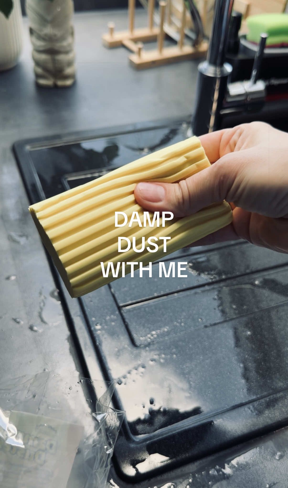Damp dust therapy 💛✨#CleanTok #cleaningmotivation #cleaningtips #cleaninghacks #cleaningtools 