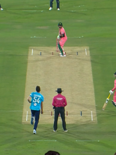 Elegance personified 🤩 Babar Azam times it straight past mid-off for a sumptuous boundary 🏏 #PAKvENG | #CricketKaJashan | #PinkDay | MZS1K