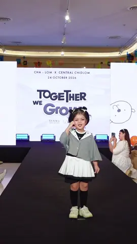 เดินแบบครั้งที่ 2 ของเจ้าเด็ก ถามว่าคาดหวังอะไรไหม ก็คาดหวังแค่ให้ลูกได้เรียนรู้ ได้กล้าแสดงออก ได้สนุกกับสิ่งที่เค้าอยากทำแค่นั้นเลย  เพราะเอาจริงทุกอยากถามลูกหมด พอได้โอกาสจากพี่ๆ CHA-LOM ก็ให้ลูกได้ตัดสินใจว่าอยากเดินไหม (เพราะบังคับชีไม่ได้ 5555) พอลูกบอกอยากกกกก แม่นี่ยิ้มเลย  แม่ภูมิใจนะที่เห็นเด็กน้อยของแม่โตขึ้นอีกขั้น หนูรู้จักรอคอย รู้จักกติกา รู้จักการฟังคนอื่น รู้จักการอยู่ร่วมกับคนอื่น และรู้จักจัดการตัวเอง สุดท้ายชีบอกว่ามันเหนื่อยนะแม่ ....แต่กะเพราสนุก แฮปปี้จัง ♥