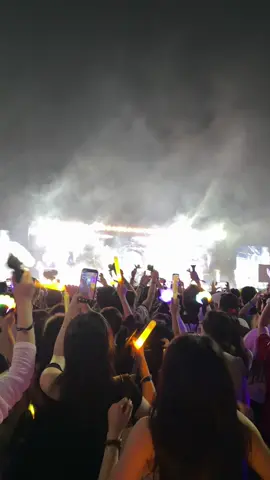 Hands up everybody 🙌🏻🙌🏻🙌🏻 #handsup #BIGBANG #cosmostour #hanoi #day1 