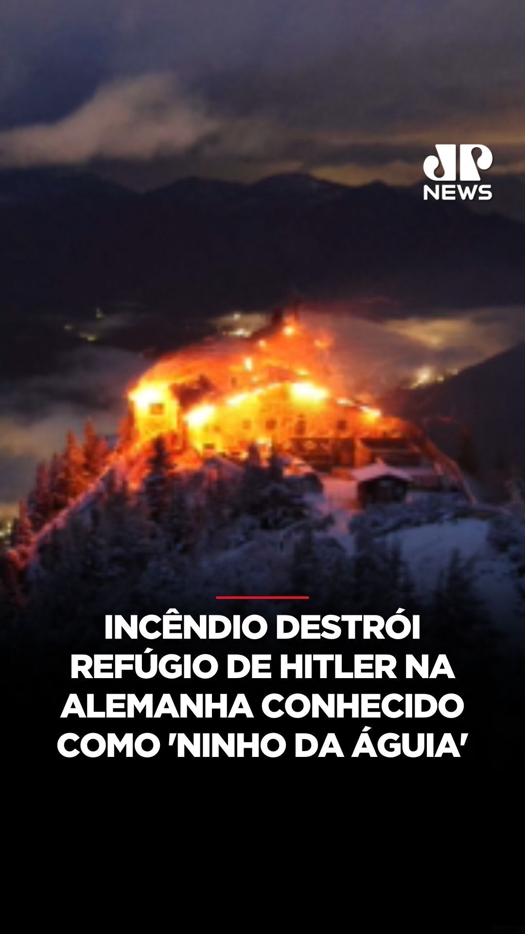 Um incêndio devastou o refúgio de Adolf Hitler no topo de uma montanha, conhecido como Ninho da Águia, em Berchtesgaden, Alemanha, na noite da última sexta-feira (23). Imagens da polícia da Alta Baviera Sul mostram a extensão dos danos. Segundo informações da imprensa local, a polícia da Alta Baviera Sul prendeu um homem de 33 anos por suspeita de incêndio criminoso e tem um suspeito sob custódia. Ninguém ficou ferido. “A pedido do Ministério Público, ele foi apresentado hoje ao juiz de instrução e, devido a um diagnóstico de doença mental, foi internado temporariamente em um hospital psiquiátrico de segurança máxima”, revelaram as autoridades neste sábado (24). 🎥 Reprodução: Bergerlebnis Berchtesgaden via Storyful/ PP Upper Bavaria South via Storyful 📺 Confira na JP News #Internacional #NinhodaÁguia #Alemanha #incêndio