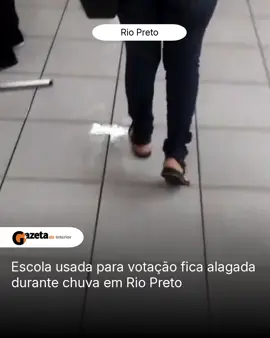 Escola usada para votação fica alagada durante chuva em Rio Preto Funcionários precisaram limpar as salas de aula da escola Cyrino Vaz de Lima, no bairro Nova Esperança, para não prejudicar a votação do segundo turno 🔗 Leia a reportagem completa no link da Bio, nos stories ou no Canal Gazeta News 📲 Envie sua sugestão de reportagem através do WhatsApp (17) 99118-2020 #gazetadointerior #riopreto #alagamento #votação 
