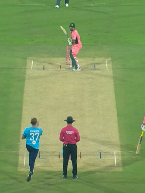 WHAT DRAMA IN LAHORE! 😱 Shadab Khan is saved by the review 🏏 #PAKvENG | #CricketKaJashan | #PinkDay | MZS1K