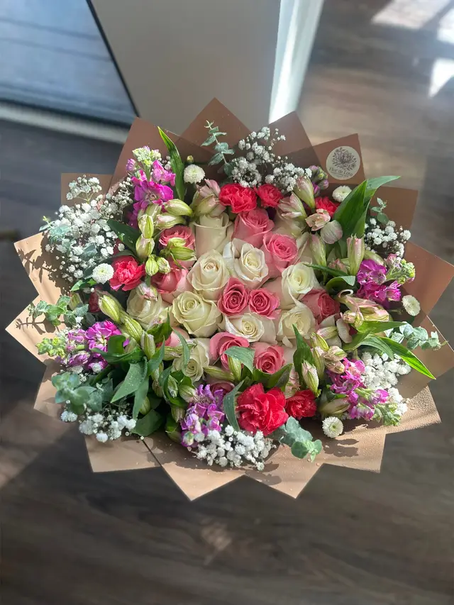 🌹💝 Porque nunca sobran las flores, los detalles ni las razones para hacer feliz a alguien. ¡Sorprende con un ramo espectacular! 💐✨ #arreglosflorales #ramosbuchones #ramobuchon #ramoderosas