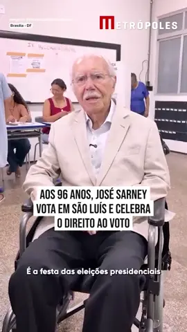➡️ ELEIÇÕES 2026  O ex-presidente #JoséSarney votou, na manhã deste domingo (25/10), na Escola Desembargador Sarney Costa, no bairro São Francisco, em #SãoLuís (MA). Com 96 anos, o político se recupera de uma #cirurgia que precisou realizar para reverter uma obstrução intestinal. Em publicação nas redes sociais, Sarney celebrou estar apto fisicamente para exercer o direito ao voto. “Eu fico muito feliz que Deus tenha me preservado até hoje para que eu participe com 96 anos desta festa da democracia. É a festa das eleições presidenciais que encerram esse período da vida pública brasileira”, disse o ex-presidente. No dia 17 de outubro, Sarney recebeu alta após passar 9 dias internado após uma cirurgia para reverter uma obstrução intestinal. Ele deu entrada no hospital no dia 9 de outubro e nao último dia 12 de outubro deixou a UTI. Na ocasião, ele publicou uma foto nas redes sociais com a sobrinha Júlia Bacelar, diretora-geral do hospital, e agradeceu à equipe médica. Esta é a terceira internação nos últimos dois meses. Em setembro, Sarney deu entrada no hospital com pneumonia bacteriana, sendo liberado após três dias. Depois, voltou as hospital para continuar o tratamento para pneumonia e realizar um check-up. Com aposentadoria anunciada em 2014, Sarney foi o primeiro presidente após a redemocratização, sendo um dos principais nomes na articulação para a elaboração da Constituição Federal de 1988. #Metrópoles 🤳 Reprodução