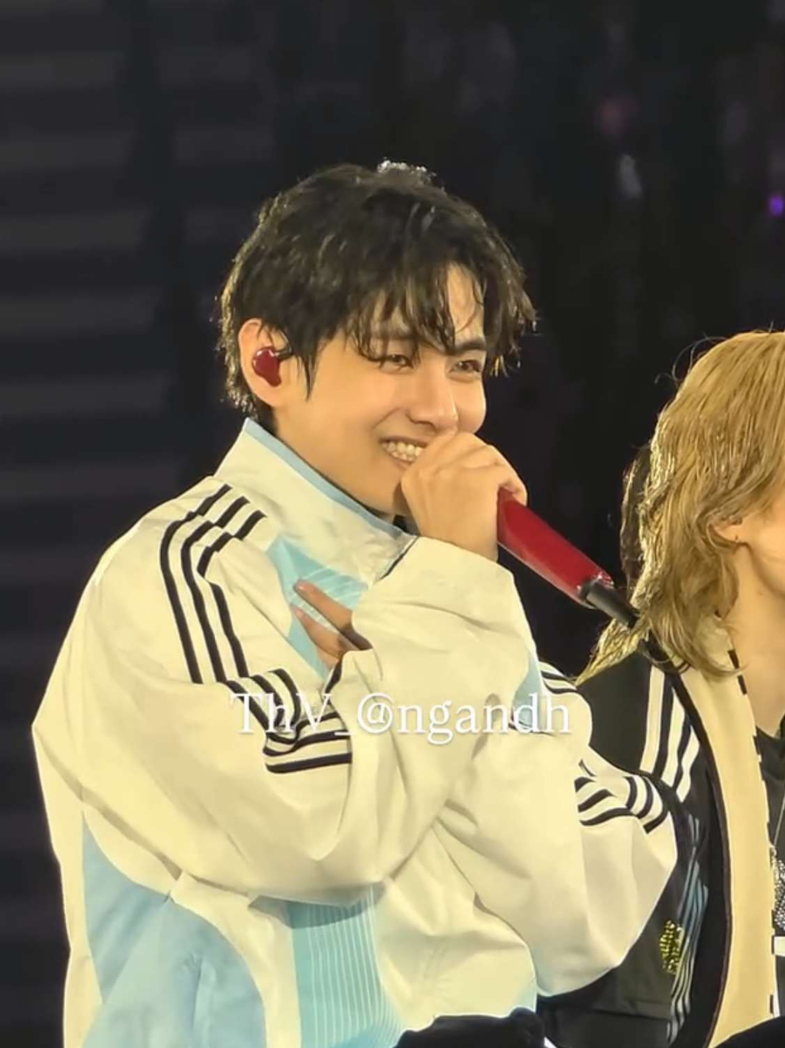 OLE OLE OLOVE MYSELF 🗣️ Tae had planned it from the very beginning and had already whispered to JungKook that he was going to sing that song. and then ARMY just kept singing and singing, while he kept telling ARMY to stop but ARMY would stop 😅  #kimtaehyung #taehyung #jungkook  #btsargentina #btsconcert 