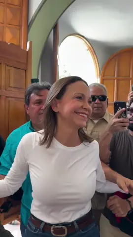 #AHORA | @María Corina Machado llega a la iglesia de Santa Rosa, en Lara, para agradecer a la Divina Pastora por su regreso a Venezuela, luego de diez meses fuera del país. ¡Con fe y de la mano de Dios, se reencuentra con los venezolanos y su tierra! Bienvenida, María Corina, tu lugar y tu tarea es aquí, con tu gente. #venezuela #libertad #noticia #urgente 