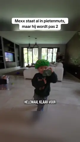 Gio laat zien hoe Mexx zich klaarmaakt voor 5 december. #mexx #gio #pietenmuts #sinterklaas