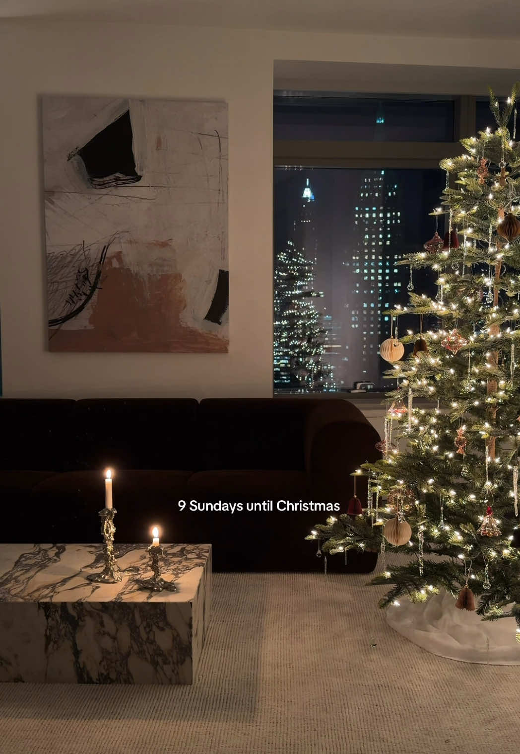 Who’s excited? 🌲✨ Loved last year’s tree and holiday decor in the old apartment 💗 #interiordesign #homedecor #nycapartment #christmasdecor #holidaydecor 