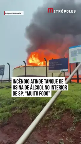 Um tanque industrial de um usina sucroalcooleira foi atingido por um incêndio, na manhã deste domingo (25/10), em Pitangueira, no interior de São Paulo. Imagens que circulam nas redes sociais mostram o fogo intenso no tanque. Segundo a Defesa Civil, três viaturas do órgão estão empenhadas na ocorrência, com apoio de caminhões-pipa no local. Apesar das imagens fortes, não há registro de vítima e a ocorrência está em andamento. Em nota, o Corpo de Bombeiros informou que foi acionado após informações de que uma bomba havia explodido. “Muito fogo, que se propagou”, diz a nota. Ainda de acordo com a corporação, quatro viaturas estão empenhadas no combate às chamas. #Metrópoles 🤳 Reprodução