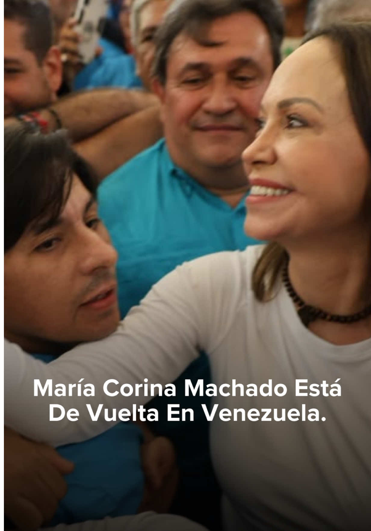 «Estoy aquí. Con ustedes». 🇻🇪 María Corina Machado está de vuelta en Venezuela. Cuatro palabras que hoy tienen un significado inmenso para millones de venezolanos, dentro y fuera del país. Pero regresar no significa que el peligro haya desaparecido. Su seguridad sigue siendo una preocupación, todavía hay presos políticos y el camino hacia la democracia continúa lleno de desafíos. Hoy más que nunca, los ojos del mundo deben estar puestos en Venezuela. Envíale este video a alguien que nunca ha dejado de tener fe en Venezuela. Y dime: ¿qué sientes con el regreso de María Corina? Te leo.