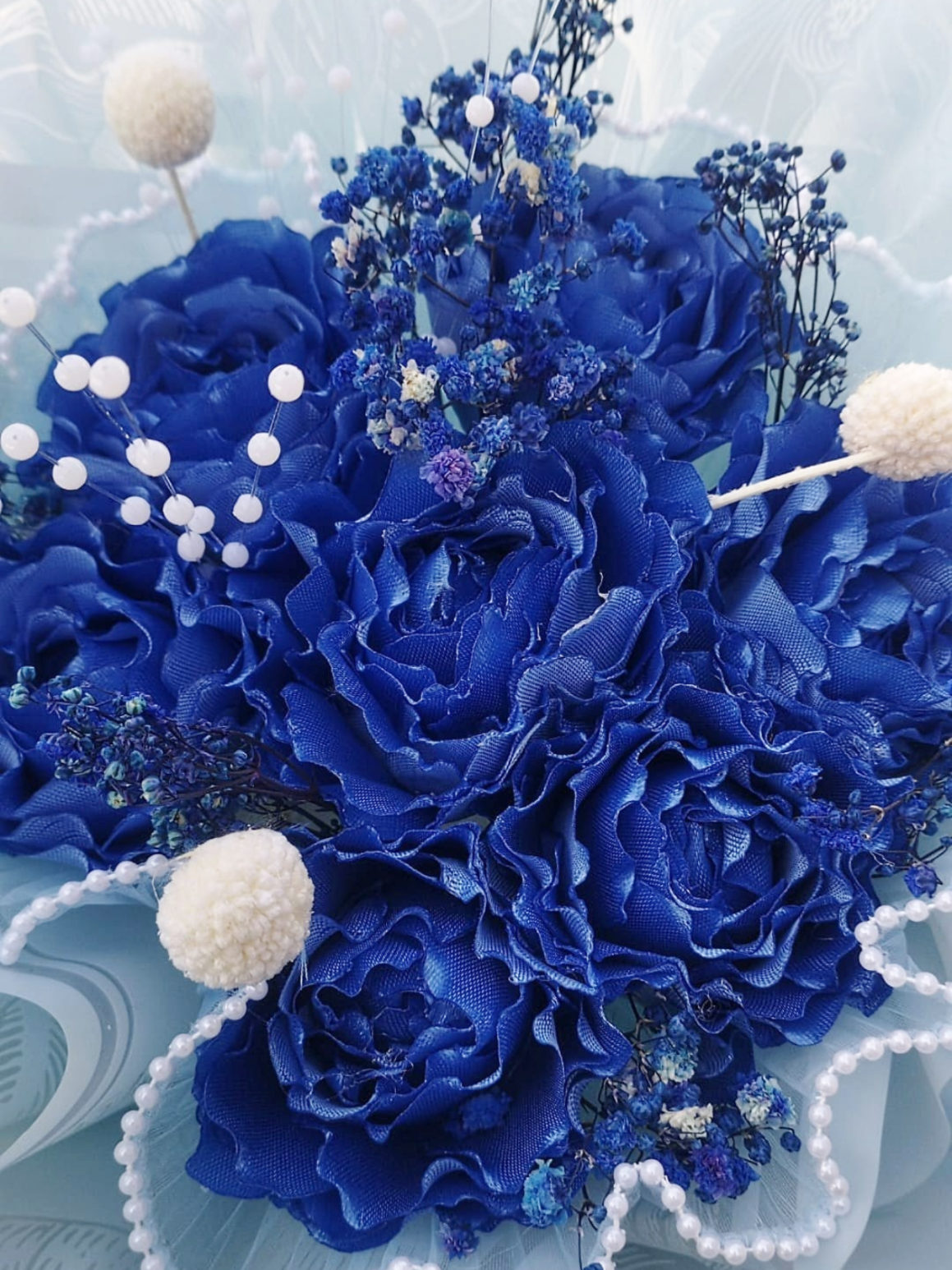 💙 Elegancja, precyzja i godziny ręcznej pracy zamknięte w jednej kompozycji. ✨ Każdy detal ma znaczenie, ale jestem ciekawa Waszego spojrzenia… Ile według Was powinna kosztować taka ręcznie wykonana kompozycja? 💎🌿 Czekam na Wasze wyceny w komentarzach. 🤍👇 #KwiatowaPracowniaLeone #Rękodzieło #KompozycjaDekoracyjna #RęcznaPraca #WycenaRękodzieła 