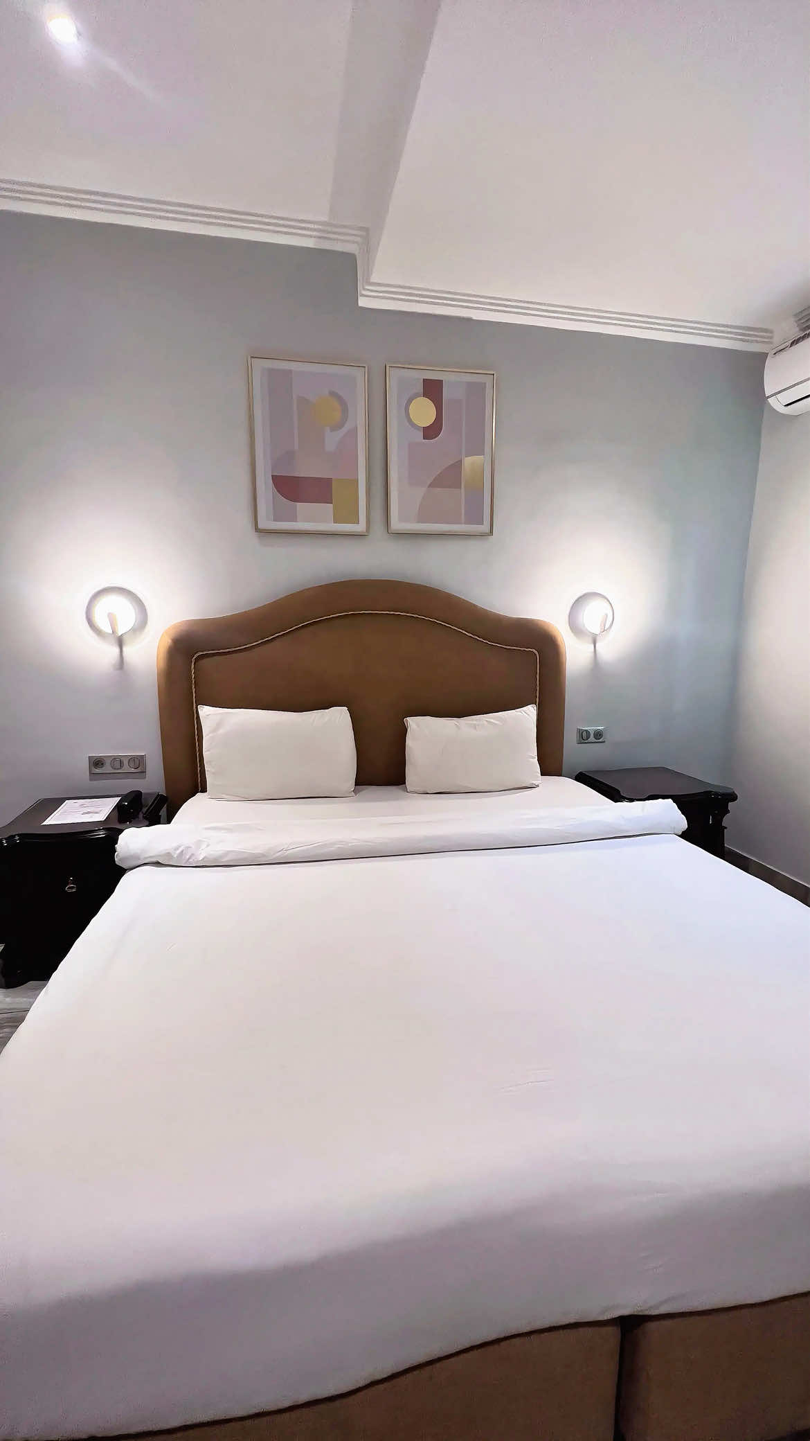 🏨✨ Découvrez l’une de nos chambres standard ! Un cadre confortable pour vous permettre de profiter pleinement de votre séjour à San Pedro. Pour un déplacement professionnel ou un moment de détente, nous vous accueillons dans un environnement propice au repos. 🤍 📞 Pour plus d’informations et réservations : +225 27 34 71 22 33 +225 01 01 40 84 00 +225 07 87 94 34 49 +225 07 88 49 49 79 📧 Email : [hotelnahoui@yahoo.com](mailto:hotelnahoui@yahoo.com) 🌐 Site web : [www.hôtelnahoui.net](http://www.hôtelnahoui.net) 📍 SAN-PEDRO, Balmer Hôtel Nahoui, pour des moments agréables & paisibles. ✨ #hotelnahouibalmer #hotelsanpedro #lecoinchicdumoment #visitersanpedro