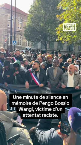 Une marche blanche était organisée par le club de MMA où s’entraînait Pengo Bossio Wangi à Aubervilliers. Le jeune de 26 ans a été victime d’un attentat raciste ce vendredi à Trappes. Élus, proches et habitants ont fait une minute pour saluer la mémoire du jeune homme.  Crédit : Paris Match / @Tom Becques 