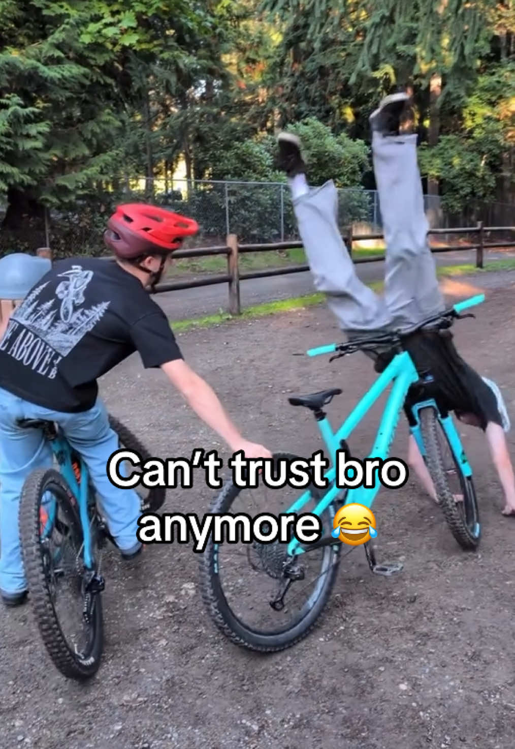 Bro gotta watch his back. 😂 (via jaxtrisko/IG) #bike #friends #funny #fail #stunt 