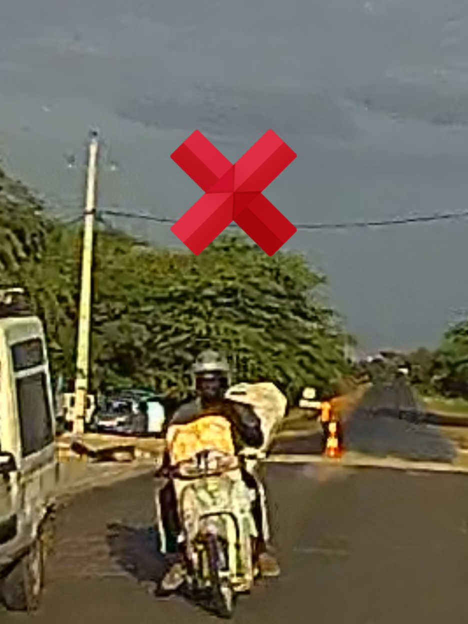 L'indiscipline de certains Tiak Tiak qui sortent pour doubler sans aucune visibilité me dépasse... #voiture #route #pourtoisenegal #tiaktiak @Motard Anonyme @Cheikh lifan 