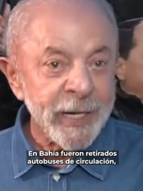 El presidente de Brasil, Luiz Inácio Lula da Silva, acusó la retirada de autobuses de servicio en varias ciudades y estados durante la jornada electoral, lo que, afirmó, dificultó el traslado de votantes. Lula pidió al Tribunal Superior Electoral que permita votar a las personas afectadas y solicitó extender el proceso electoral para garantizar su participación. #Latinus #InformaciónParaTi