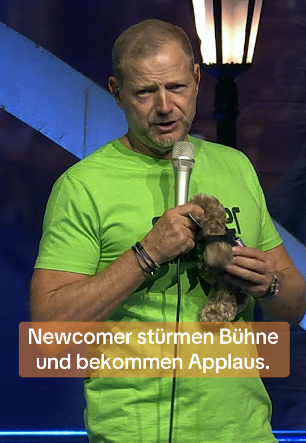 Mario Barth VIP mal ganz normal. Zwei Mädels erobern die Bühne und machen mir ein tolles Geschenk. Seht selbst.