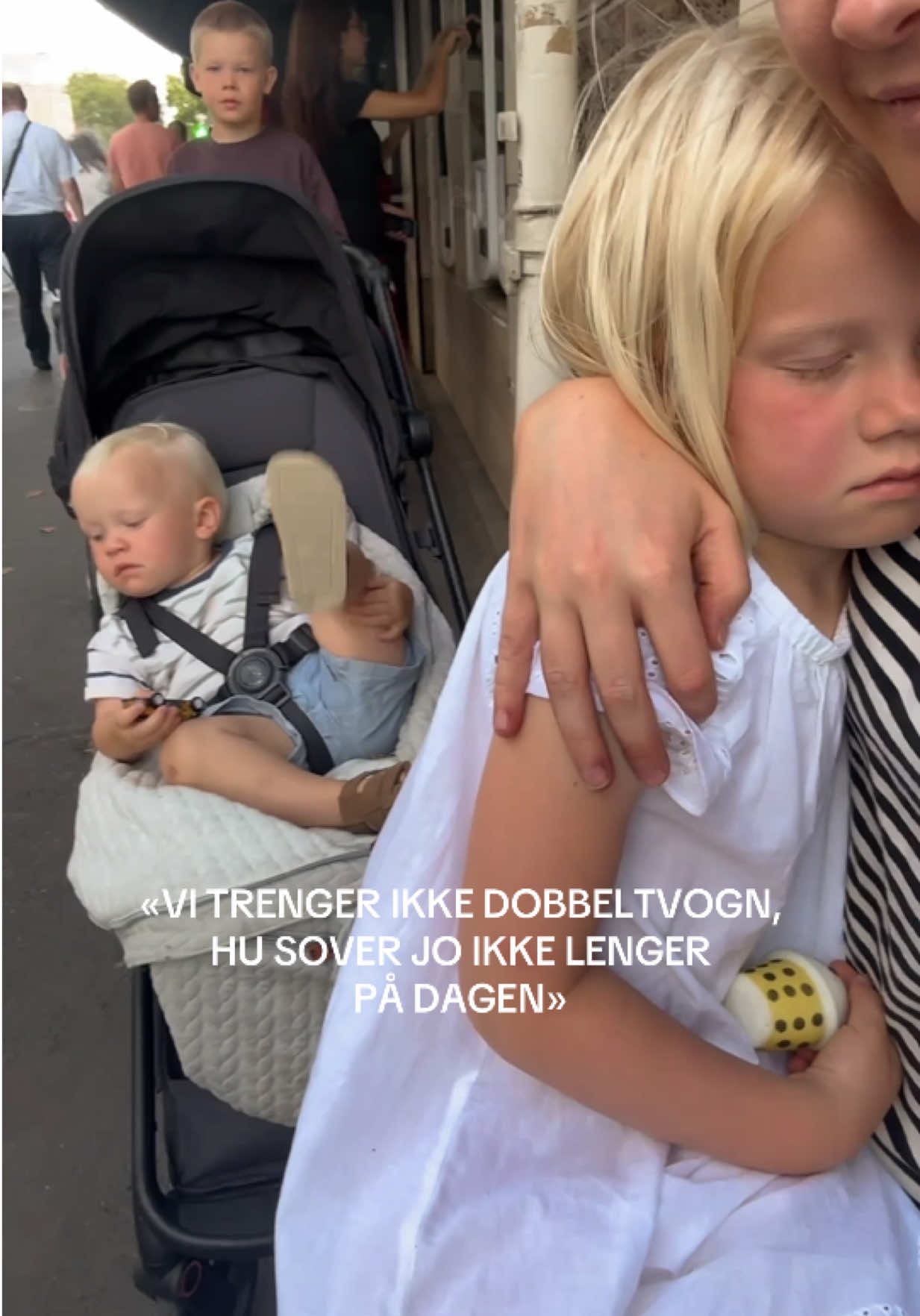 Man lærer fort at det å slutte med dagsoving ikke nødvendigvis betyr at man har sluttet å bli trøtt 🤭  Og det er gjerne når man er lengst hjemmefra at de små beina plutselig ikke orker mer 🥹 Flere som har droppet dobbeltvogn og angret litt underveis? 🙋🏼‍♀️ Heldigvis har vi nå KOYA til disse situasjonene! 