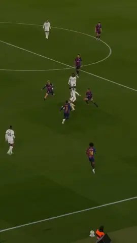 Doblete de Kylian Mbappé para darle la victoria al Real Madrid en el primer Clásico de la temporada, victoria importante de visitantes para sellar una semana muy buena para los madridistas, Mbappé con este doblete se lleva el MVP, tremendo trabajo del equipo, orgullo y honor, gracia Mou por devolverle el corazón a este equipo 🤍 Hala Madrid!
