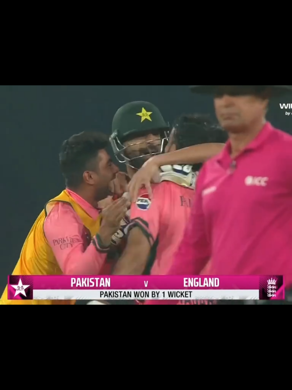 Pakistan🇵🇰 Vs England🏴󠁧󠁢󠁥󠁮󠁧󠁿 #out 🤡or not out💀 #today last 4 overs full drama👀#pakistan 🏏is come back🖤#pakistan 🇵🇰Win the match🥳 #foryoupage❤️❤️ video 