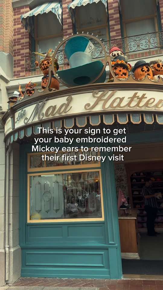 Seeing Disneyland through his little eyes is everything. 🩵🏰✨  #disneybaby #disneymom #disney #toddlersoftiktok #toddlersoftiktok 