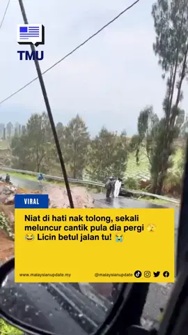Niat di hati nak tolong, sekali meluncur cantik pula dia pergi 🫣😂 Licin betul jalan tu! 😭 #malaysianupdate #malaysianupdatenews #themalaysianupdate #TMUnews #viral 