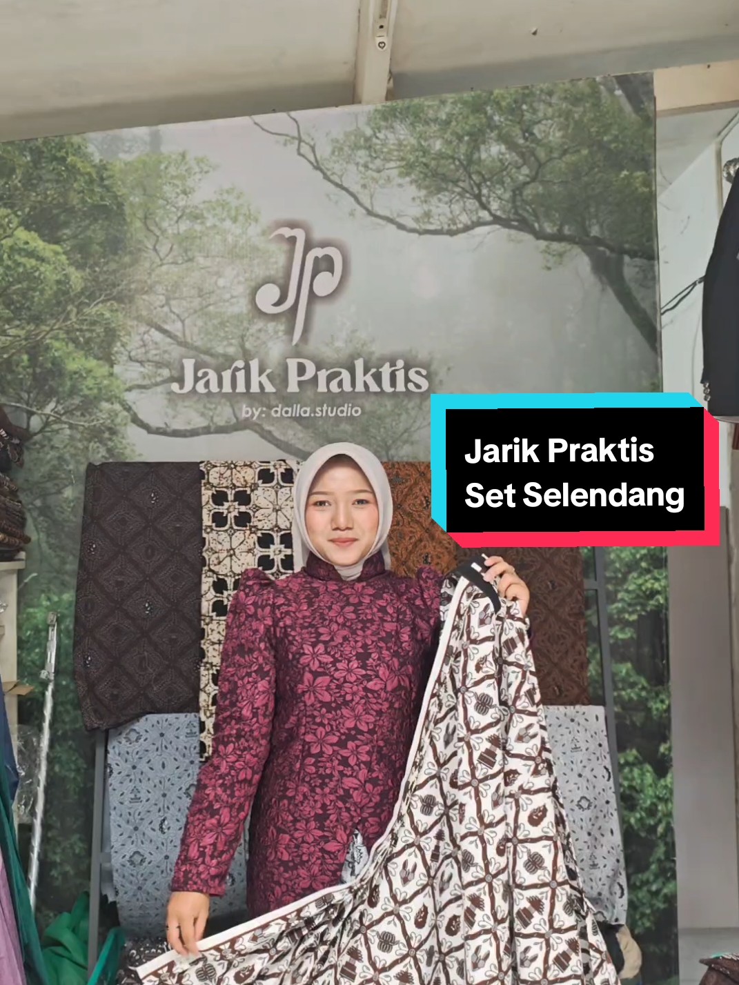 JARIK PRAKTIS MOTIF SIDOMULYO SET SELENDANG UNTUK CEWEK... yuuuk yang mau samaan bisa langsung ke DM... #jarik #praktis #cewek #jawa #dallastudio 